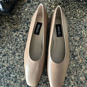 Beautifully Van Eli pumps. Perfect tan color size 11